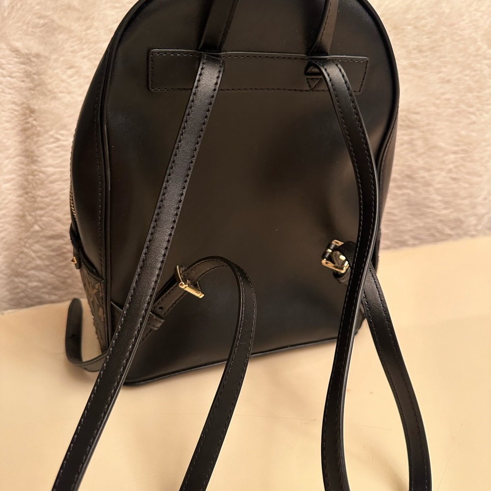 Micheal kors animal mini bag that comes with a wallet. - Picture 2 of 5